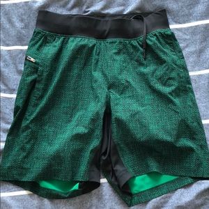 Men’s small lulu with liner shorts